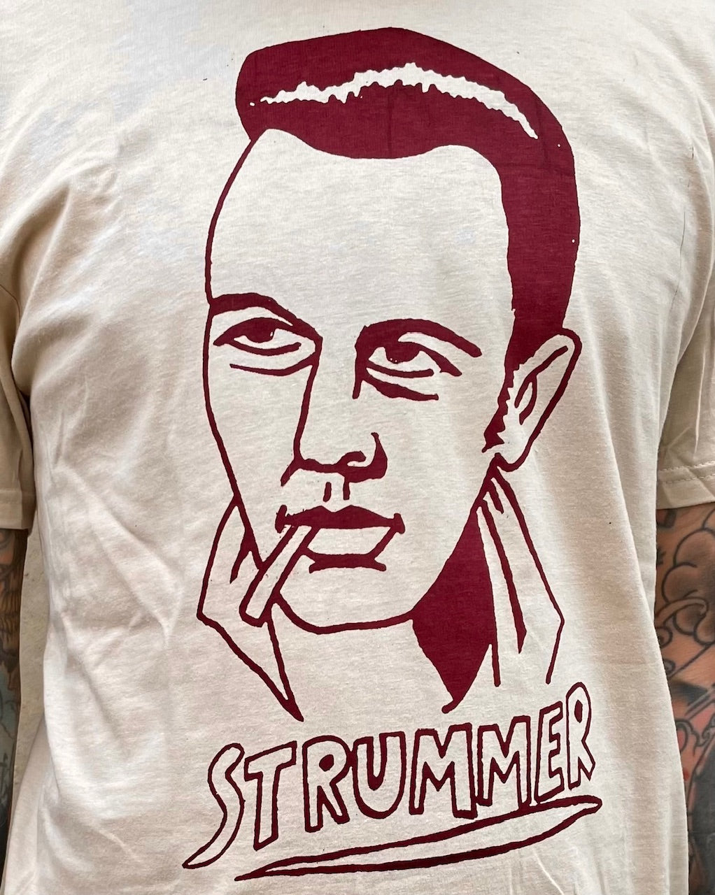 Joe Strummer. Vinrött tryck.