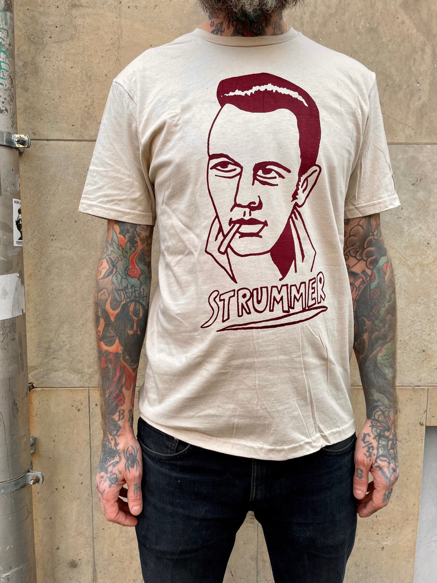 Joe Strummer. Vinrött tryck.